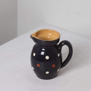 Pichet à pois en terre cuite